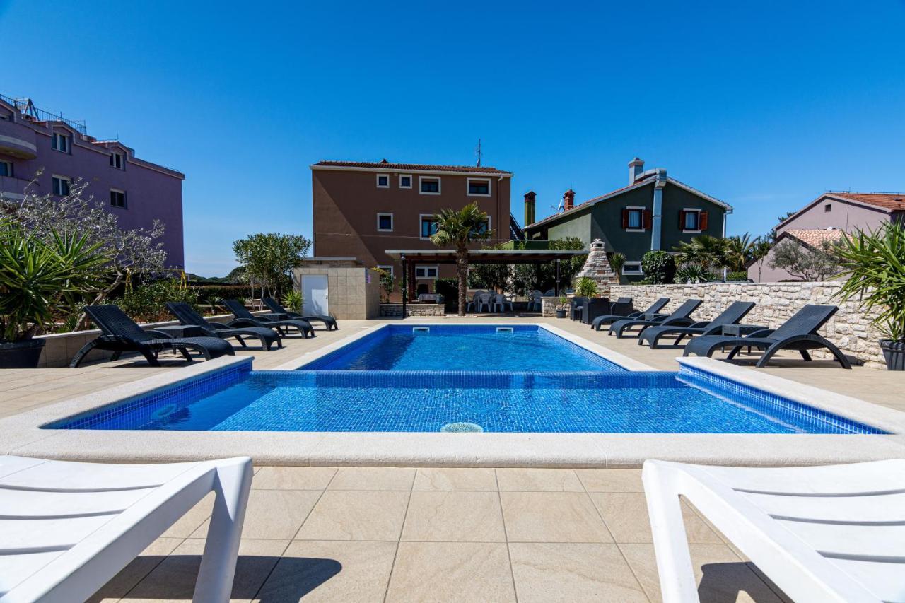 Family Friendly Apartments With A Swimming Pool Valbandon, Fazana - 2201 Штиньян Экстерьер фото