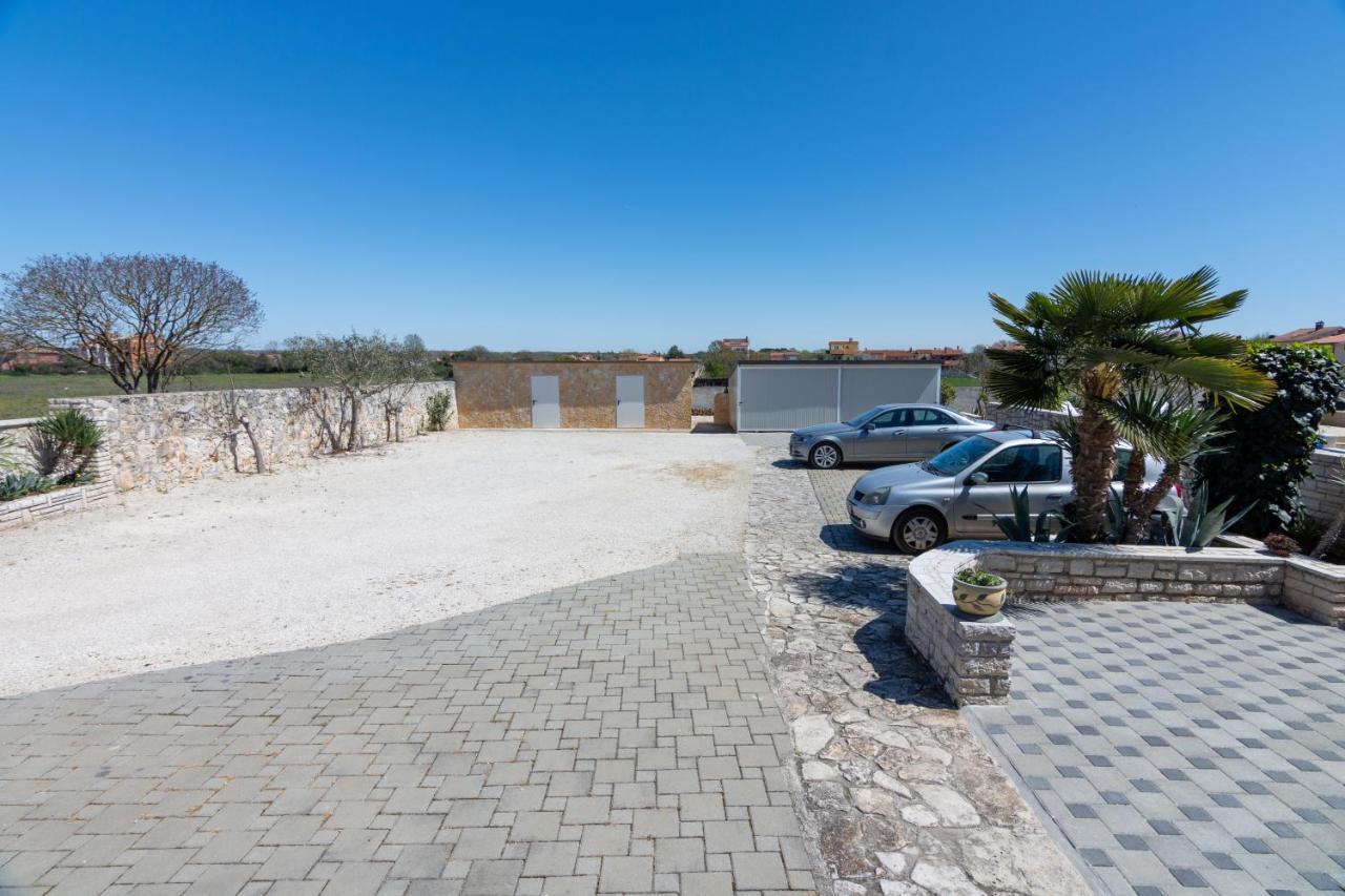 Family Friendly Apartments With A Swimming Pool Valbandon, Fazana - 2201 Штиньян Экстерьер фото