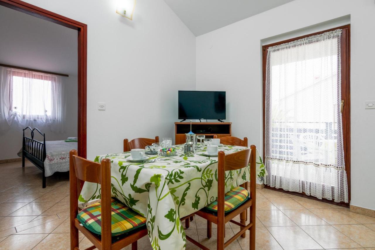 Family Friendly Apartments With A Swimming Pool Valbandon, Fazana - 2201 Штиньян Экстерьер фото