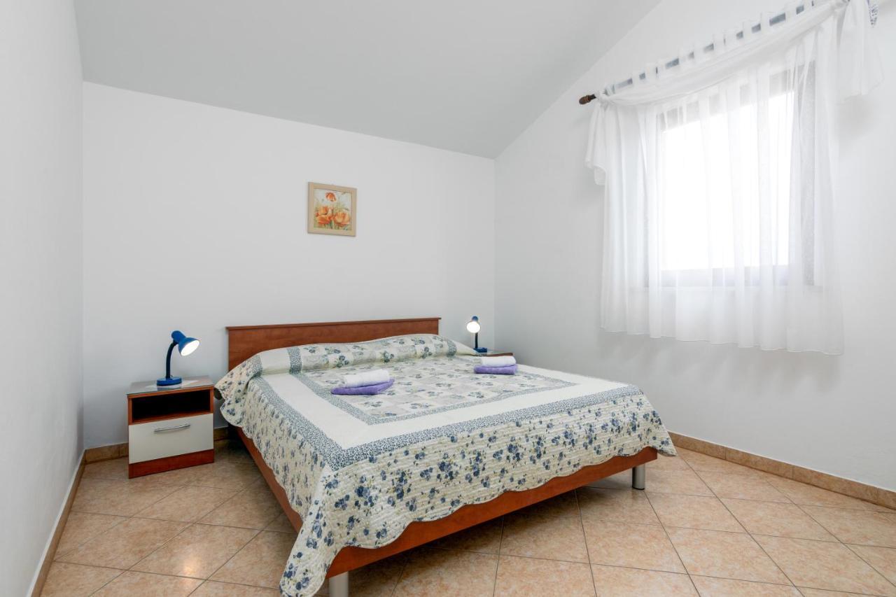 Family Friendly Apartments With A Swimming Pool Valbandon, Fazana - 2201 Штиньян Экстерьер фото